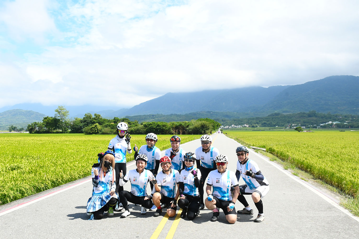 Day6：四国一周ジャージを着用した「EHIMEサイクリングプロモーション隊」。台東の美しい田園地帯を走行。