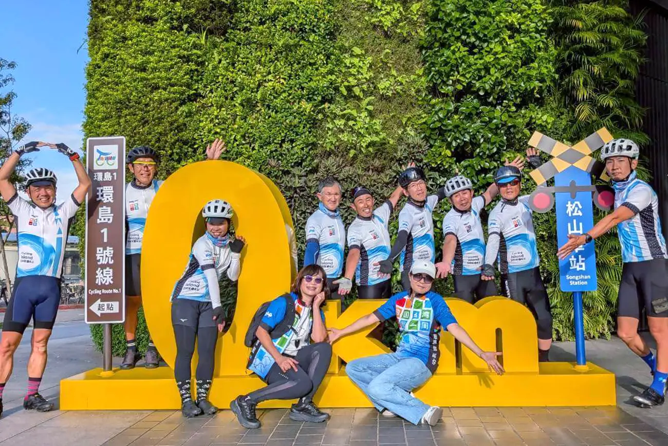 還島達成！台北・松山駅0kmモニュメントで愛媛隊集合写真