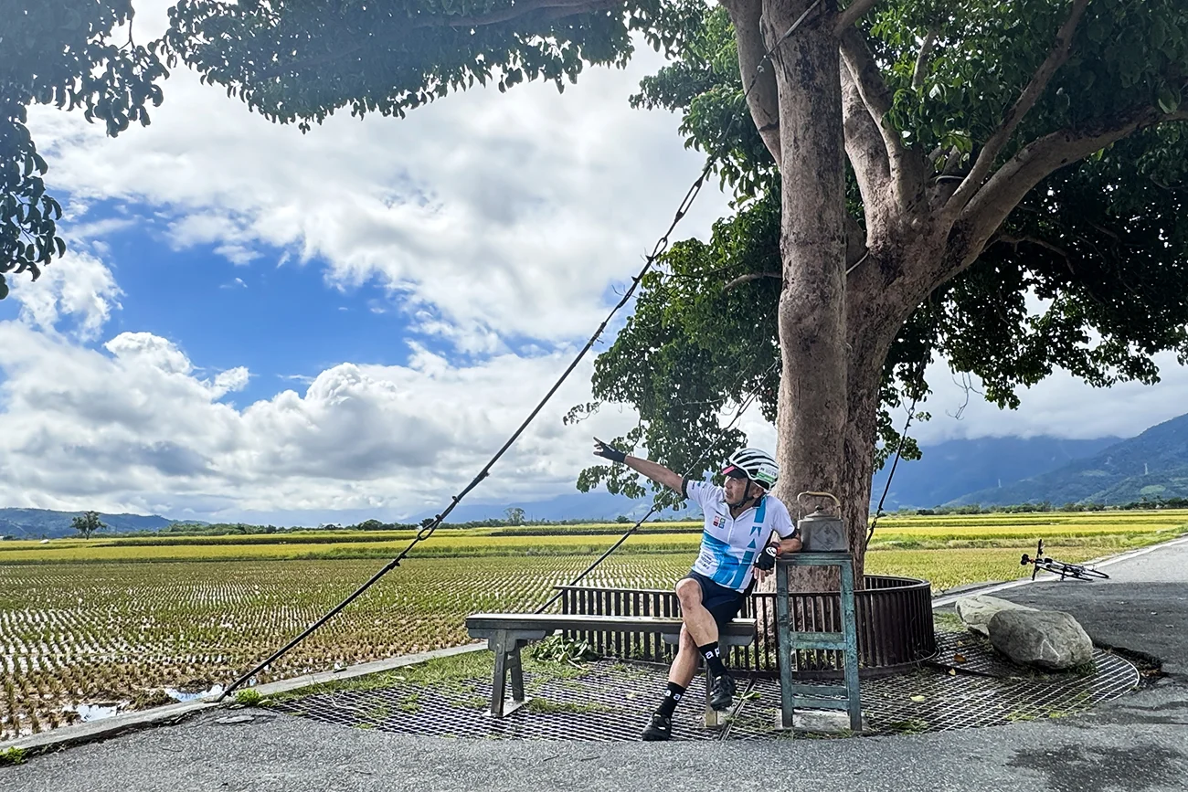 「伯朗大道」にある金城武の樹の下で金城武になりきる私