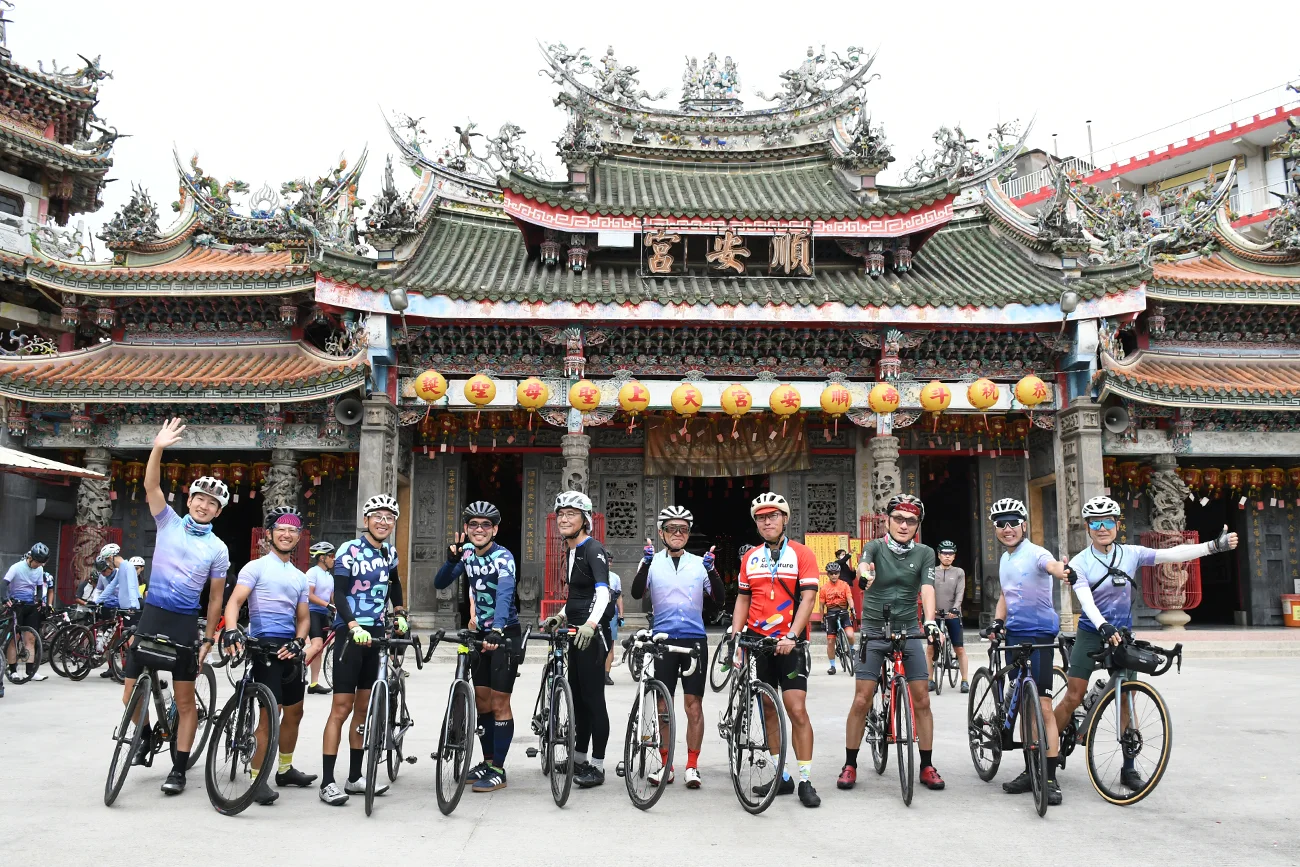 Day3：斗南順安宮の前でチームごとに集合写真。廟での休憩は台湾の文化を感じる貴重な瞬間。