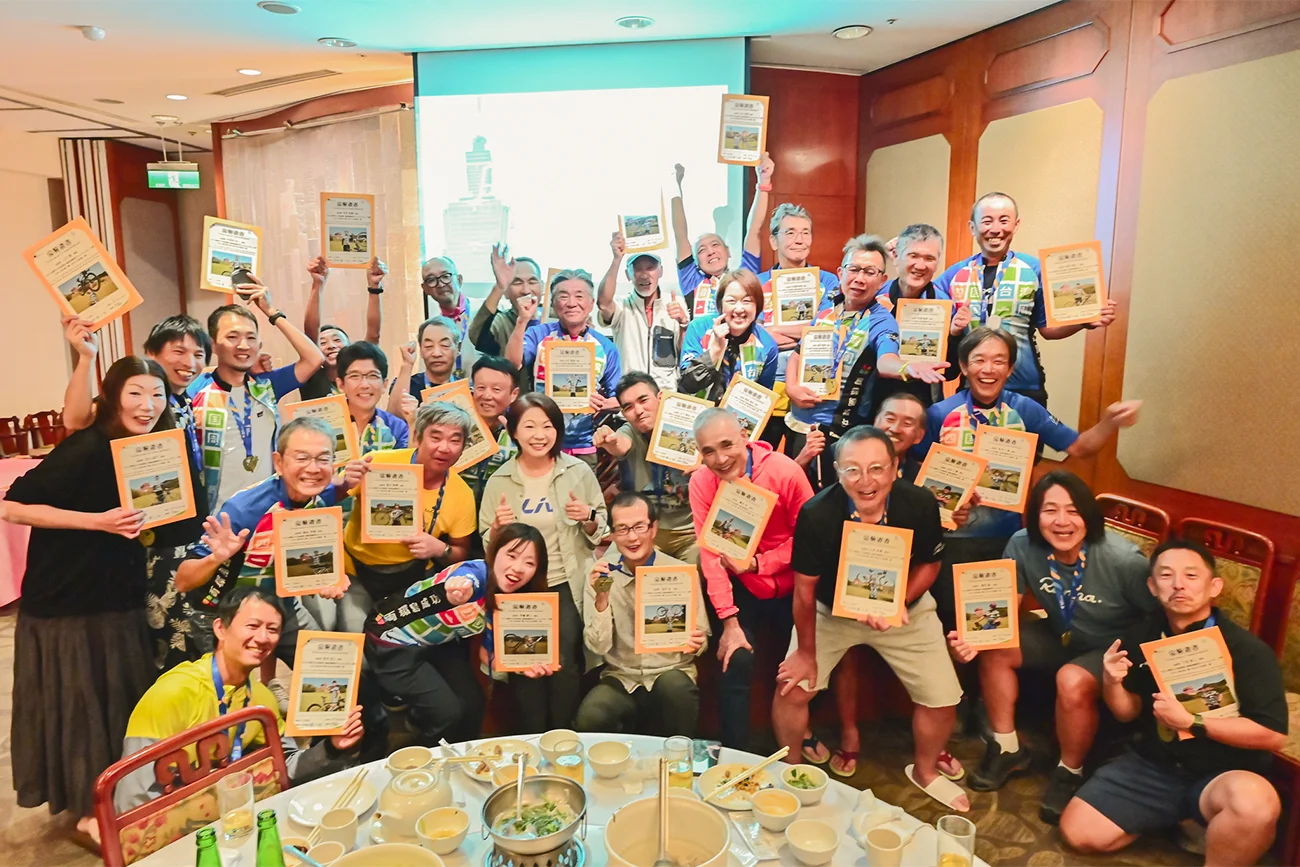 Day8：完走証とともに全員で記念写真！